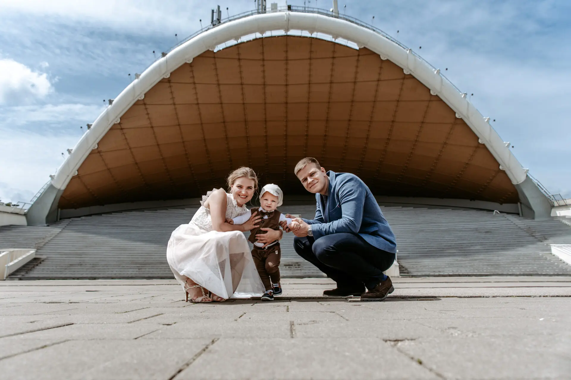Šeima nufotografuota prie Vingio parko arenos po krikštynų