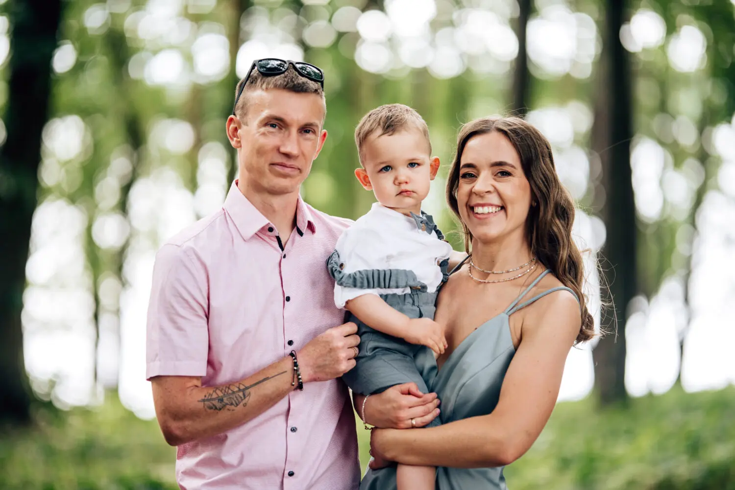 Krištatėviai laiko pakrištytą berniuką per fotosesiją