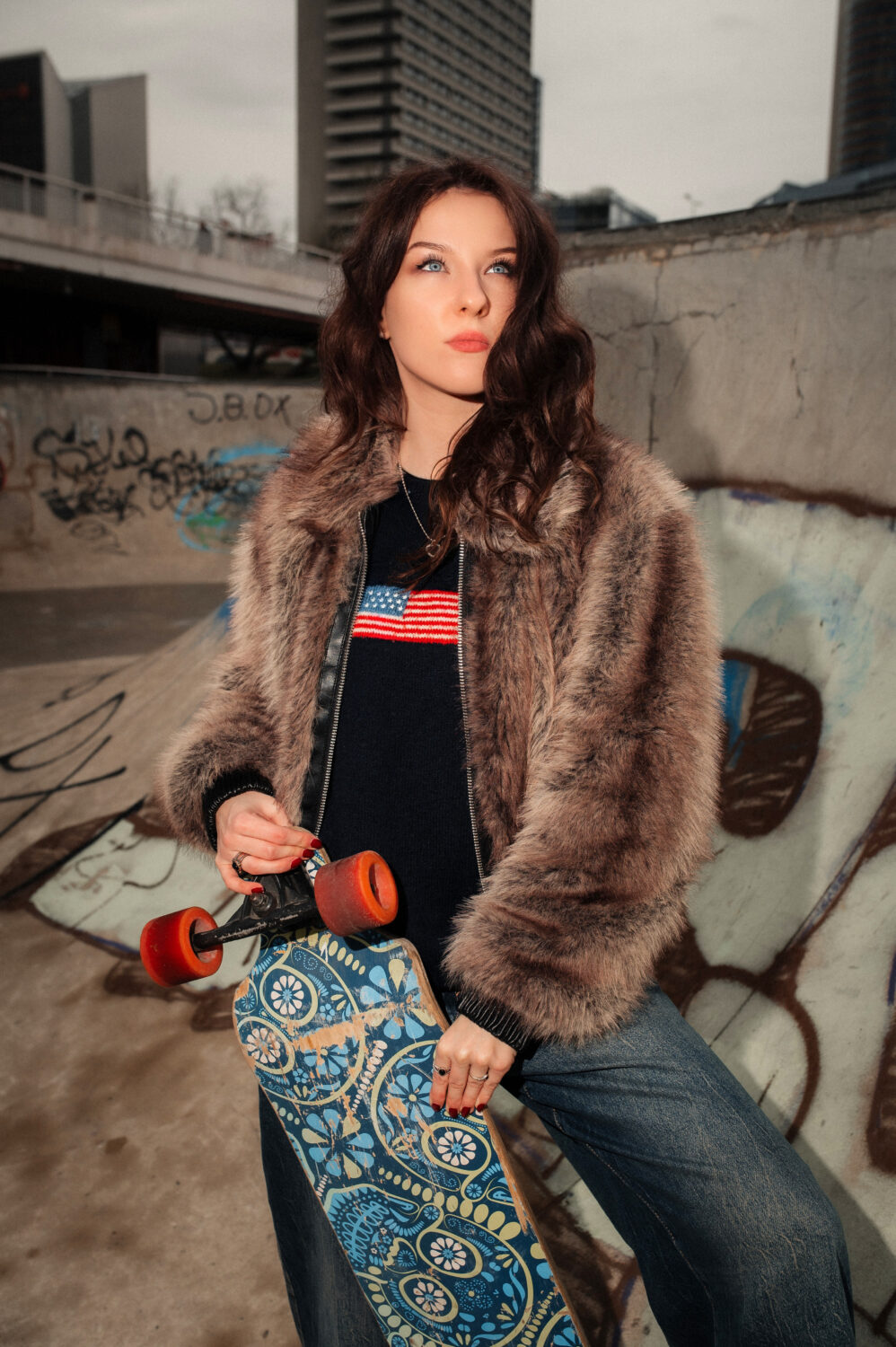 Mergina su riedlentė riedlenčių skate parke prie baltojo tilto Vilniuje, fashion mados asmeninė urban fotosesija
