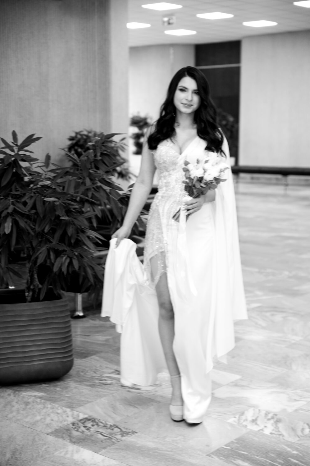 Pora apsikabinusi vienoje iš senamiesčio kiemų vartų arkų