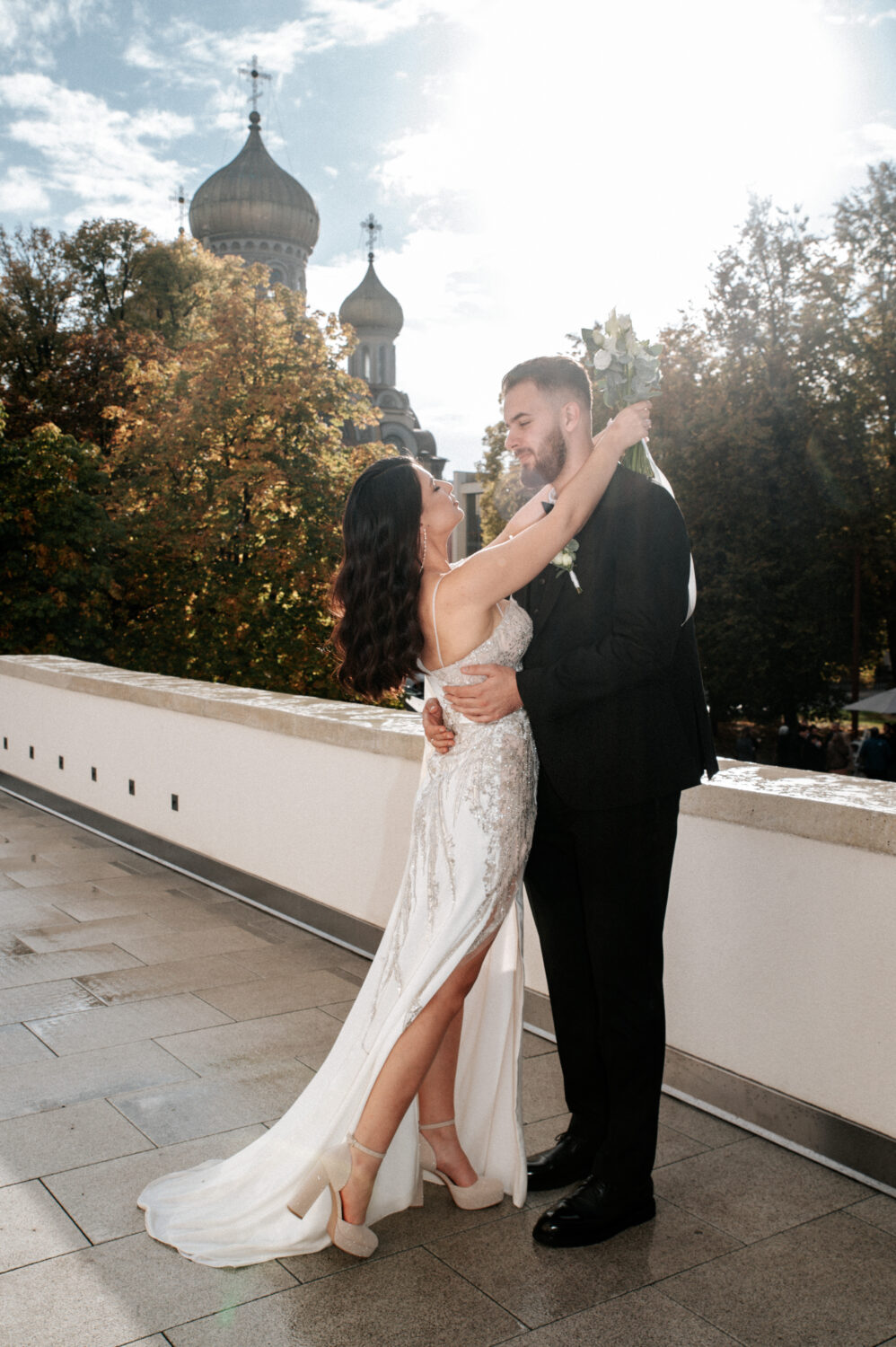 Detalus jaunavedžių rankų bei vestuvinių žiedų kadras