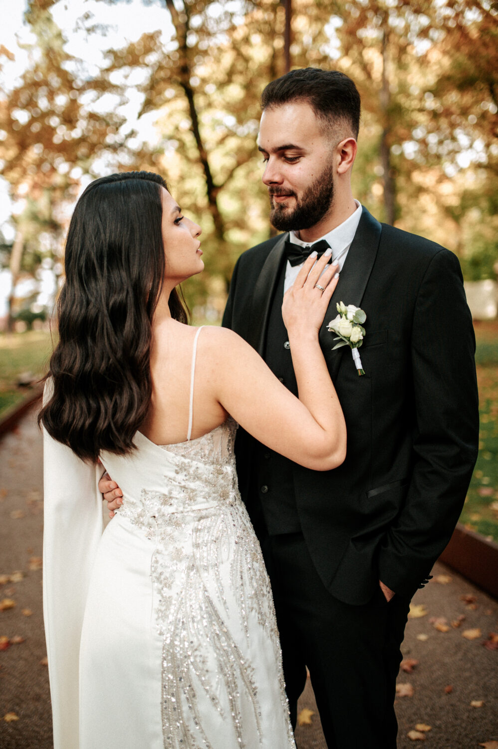 Vyras ir žmona bučiuojasi, įamžinamas gražus momentas