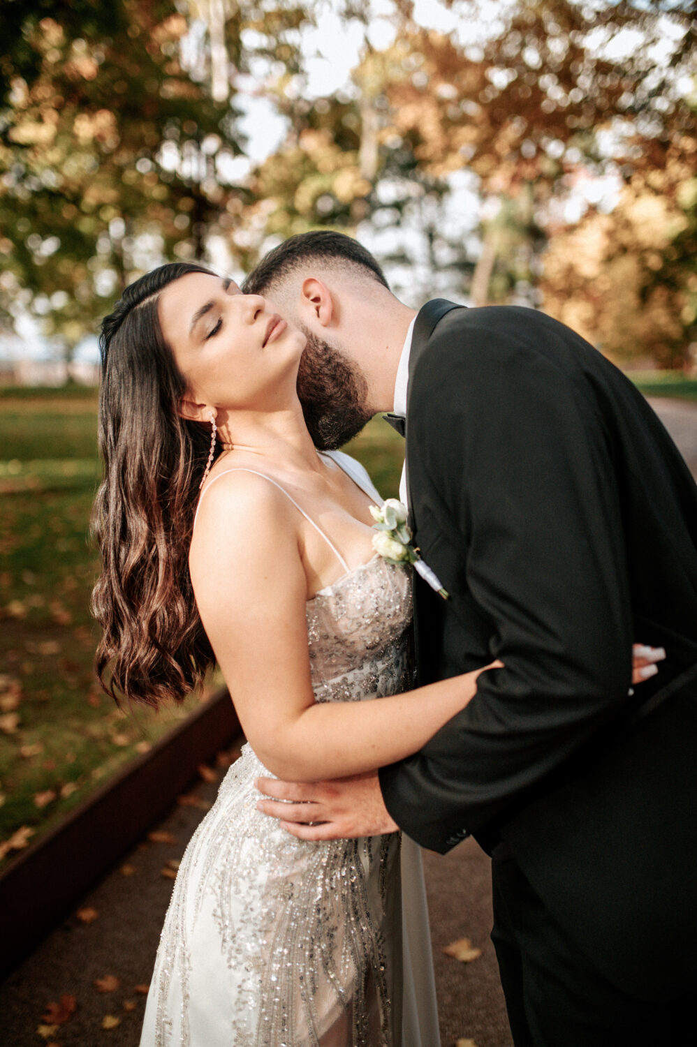 Pora susikabinusi rankomis greitai eina senamiestyje, jaunaved-iai neslepia emocijų ir šypsosi