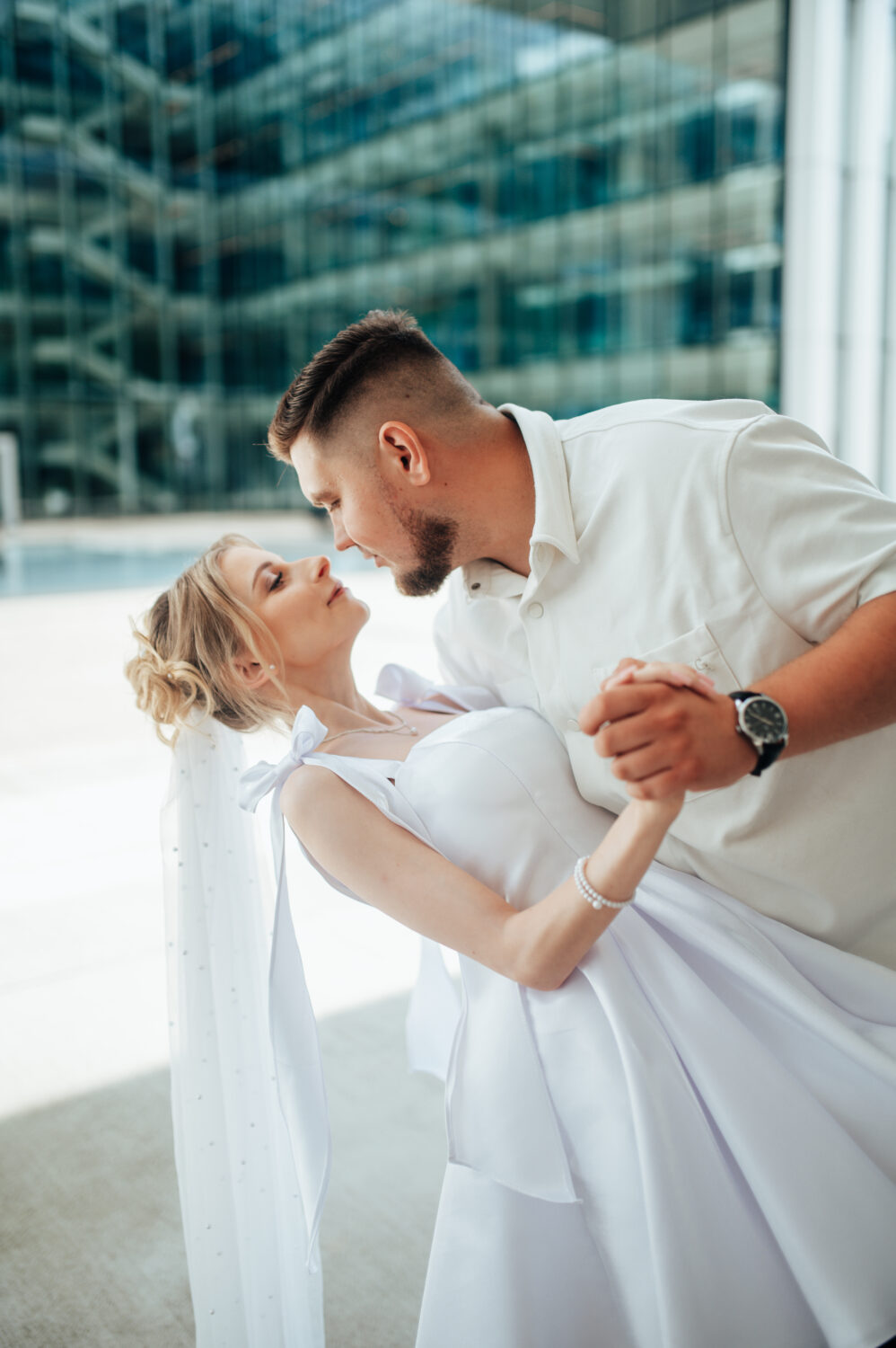 Jaunieji nufotografuoti einant nuo fotografo tolyn Dominikonų gatve