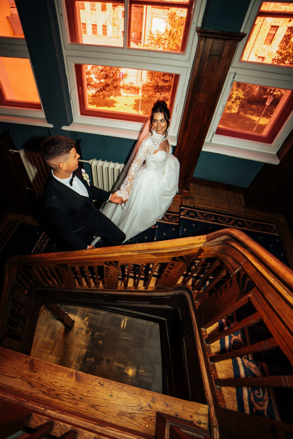 Intymi būčinio akimirka, momentas kai pora tarsi pasislepia nuo fotografo