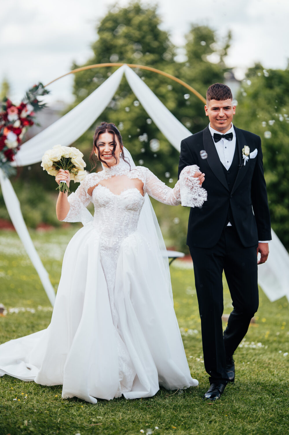 Jaunieji bučiuojasi, jie yra kadro centre, už jų Galvės ežeras