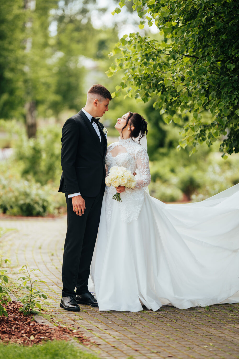 Karštas bučinys po žydinčiu medžiu dvaro parke